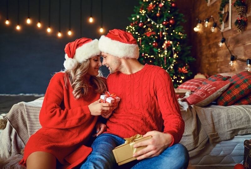 Frisch verliebt Weihnachten feiern - so wird das Fest unvergesslich